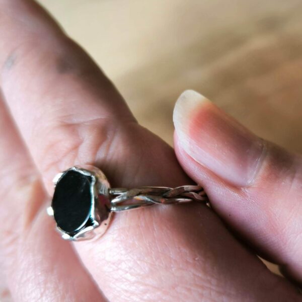 Un anillo de plata para el